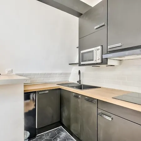Charming Studio For 2 In The 8th District Appartement