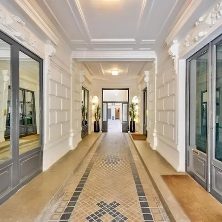 Appartement Charming Studio For 2 In The 8th District Parijs